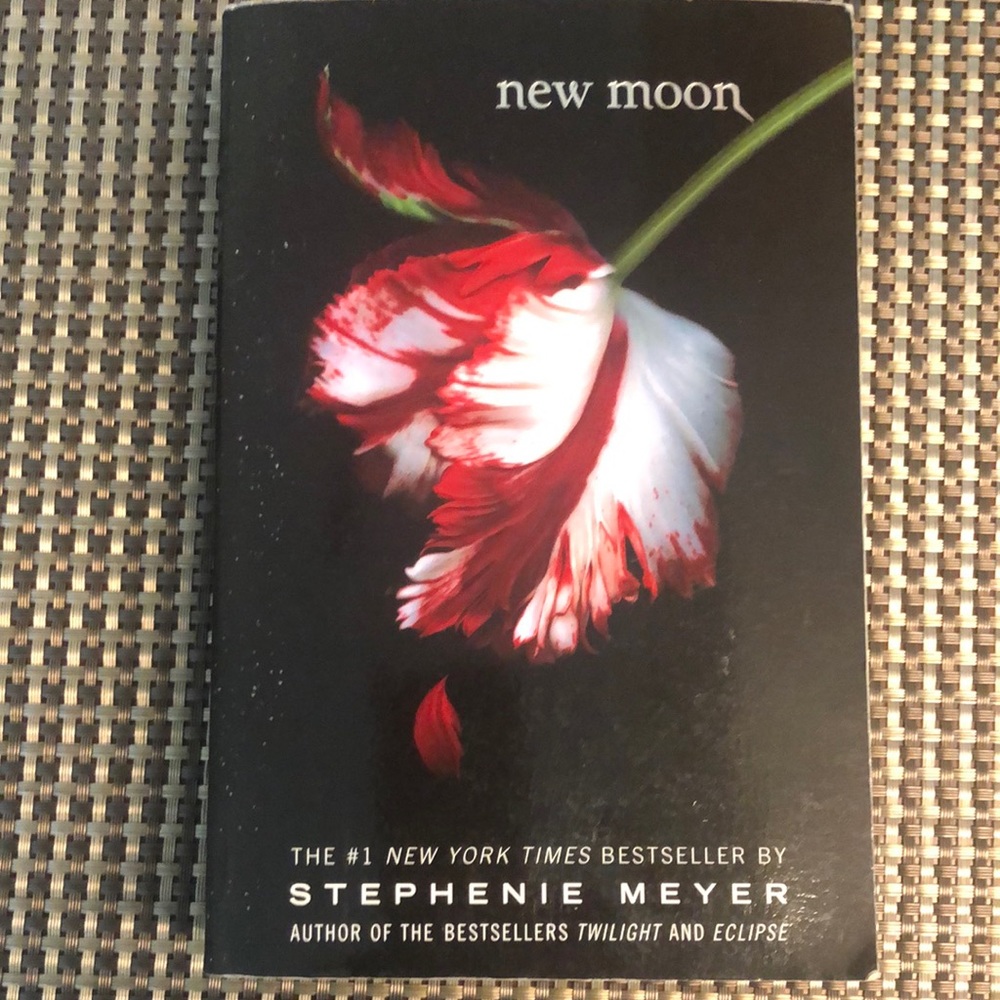 New moon by Stephanie Meyer
